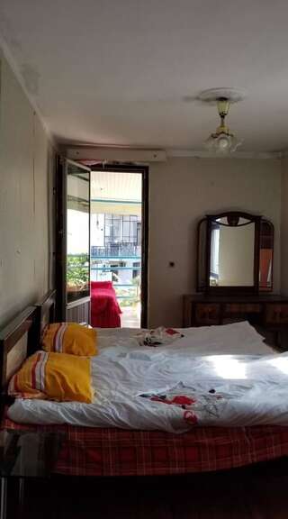 Гостевой дом Guest House ERA Square Батуми Трехместный номер с балконом-3